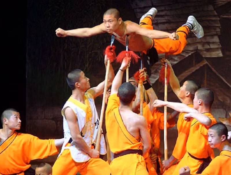 Mình đồng da sắt là những từ ngữ người ta nói về những nhà sư thiếu lâm, thân thể của họ có thể chịu đựng được những vật nhọn như giáo đâm vào mà không hề hấn gì. (Nguồn Lolwot)