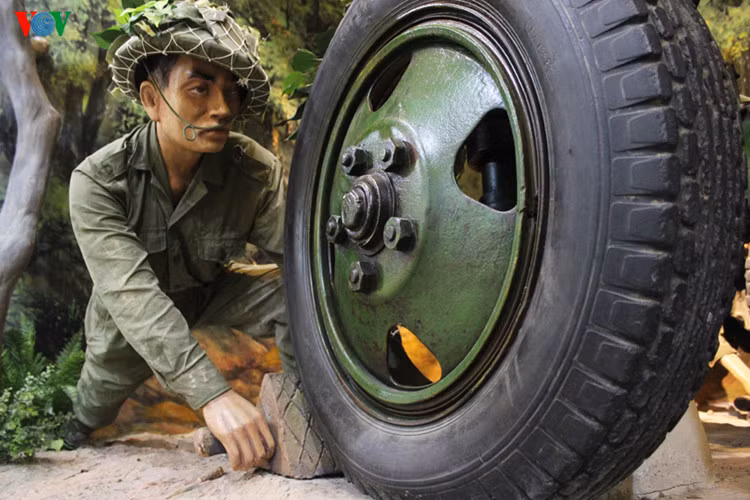 Đây là khẩu pháo cao xạ 37mm của Đại đội 815, Tiểu đoàn 383, Trung đoàn 367, Đại đoàn công pháo 351, đã bắn rơi chiếc máy bay trinh sát Monra đầu tiên của Pháp trên bầu trời Điện Biên Phủ ngày 14/3/1954.