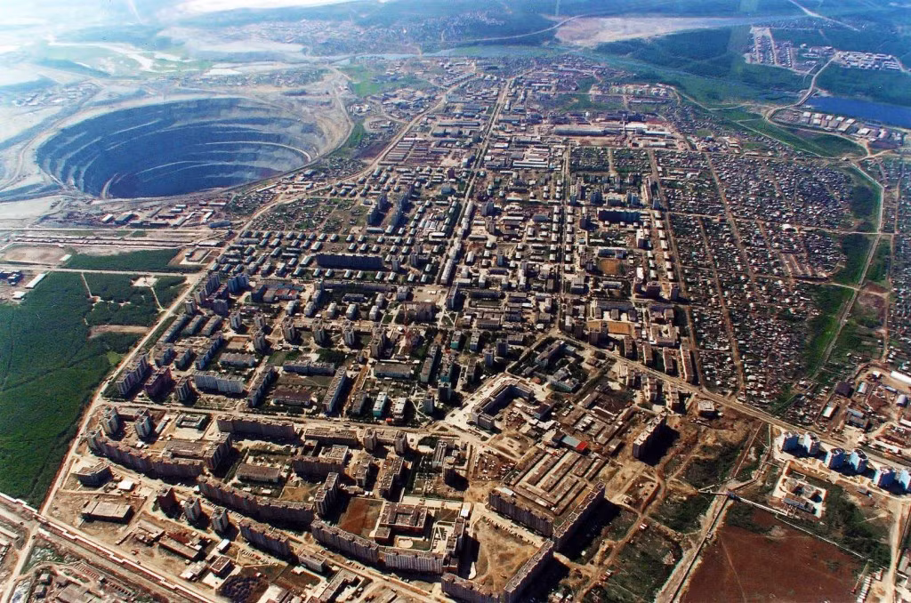 Norilsk, Nga. Nơi đây nguy hiểm gấp đôi những nơi nguy hiểm trên thế giới khác bởi hai lý do. Không khí nơi đây cực kỳ lạnh, và lạnh cả năm. Hơn nữa, đây là địa phương tồn tại vấn đề ô nhiễm nghiêm trọng do các đơn vị sản xuất trong khu vực. Nếu lạnh lẽo không giết được bạn, những vấn đề ô nhiễm chắc chắn sẽ làm điều đó. Vậy nhưng nơi này vẫn có người sinh sống và làm việc. (Nguồn Lolwot)