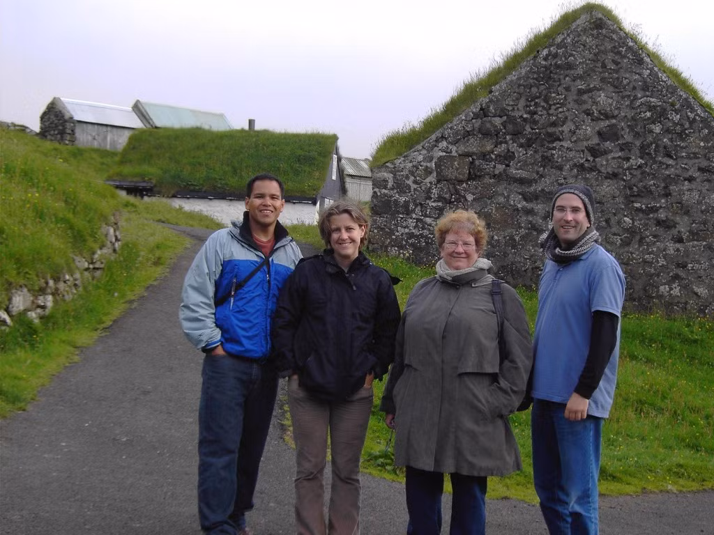 Muli, Quần đảo Faroe. Muli là một ngôi làng rất nhỏ, nằm ở giữa của quần đảo Faroe. Việc thiếu thảm thực vật và tài nguyên thiên nhiên khiến nơi đây hầu như không có người ở. Chỉ là gần như bởi vì hiện vẫn có 4 người còn sống trong ngôi làng này. (Nguồn Lolwot)