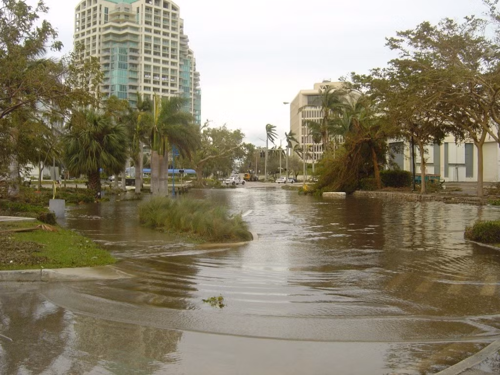 Vào tháng 9/1926, bão Miami hay còn được gọi là cơn bão khủng khiếp Miami, đã càn quét toàn bộ khu vực Miami, gây ra thiệt hại lớn ở Bahamas. Khiến hàng ngàn người chết đuối, thiệt hại tài sản lên đến hàng tỷ đô la Mỹ. Nguồn: Lolwot