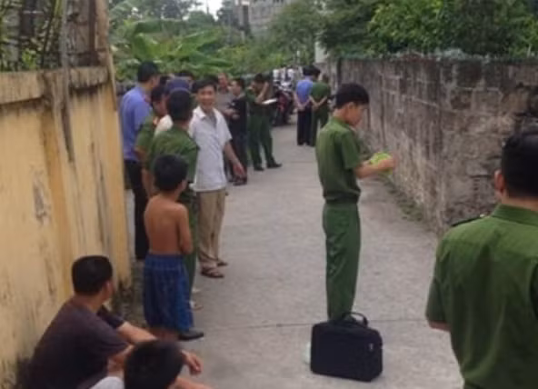 Ông T. là người có nhiều mối quan hệ phức tạp. Vì thế, Ban chuyên án tập trung vào các đối tượng giang hồ cộm cán, có mâu thuẫn trong làm ăn, sinh hoạt với ông T. Qua khám nghiệm hiện trường, tử thi và phân tích các chứng cứ thu thập được, cơ quan công an xác định đối tượng gây án là người trên địa bàn, nắm rõ quy luật sinh hoạt và hành trình đi lại của ông T. Nguyên nhân dẫn tới vụ việc nhiều khả năng là mâu thuẫn trong làm ăn, mà cụ thể là sự tranh giành của các băng nhóm về việc khai thác cát tại địa phương. (Hiện trường nơi xảy ra vụ án mạng)