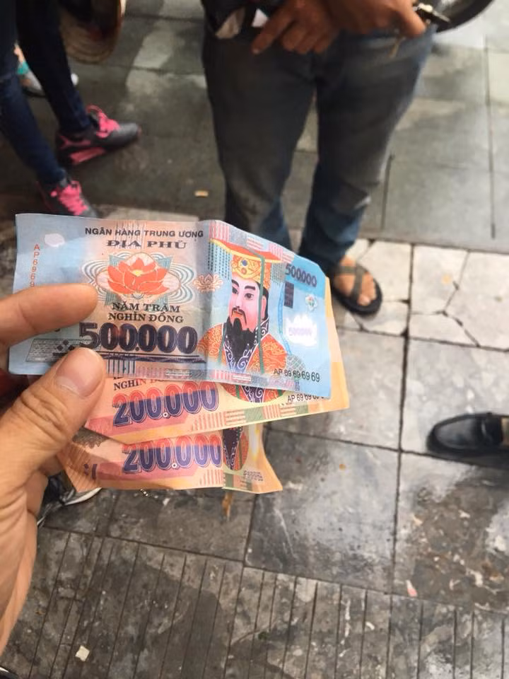 Tiền âm phủ mà hai vị khách nước ngoài được cho là bị lừa.