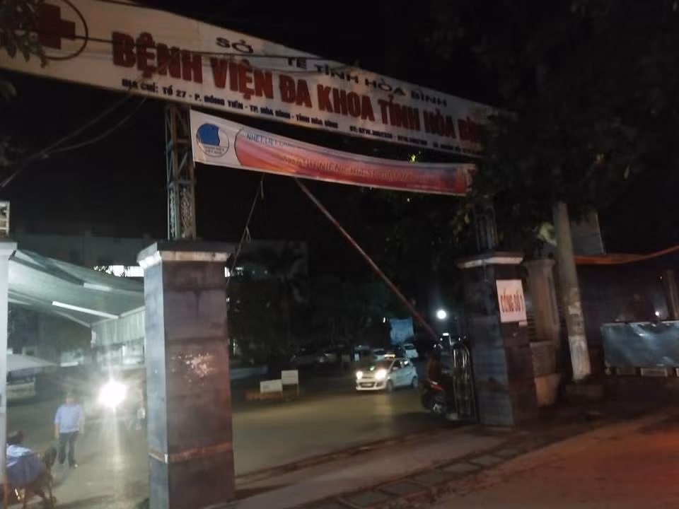 Bệnh viện Đa khoa tỉnh Hòa Bình, nơi xảy ra vụ việc.