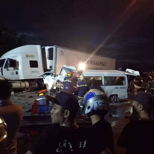 Và mới đây nhất, khoảng 2h15 ngày 30/7/2018, chiếc xe khách loại 16 chỗ BKS 75B 00052, đang chở theo 17 người trên đường vào Bình Định dự đám cưới, nhưng tới Km 950+700 trên tuyến QL1A qua xã Điện Minh, thị xã Điện Bàn (tỉnh Quảng Nam) đã tông trực diện xe container BKS 51D 411.21 kéo theo rơ móc BKS 51R 215.75.