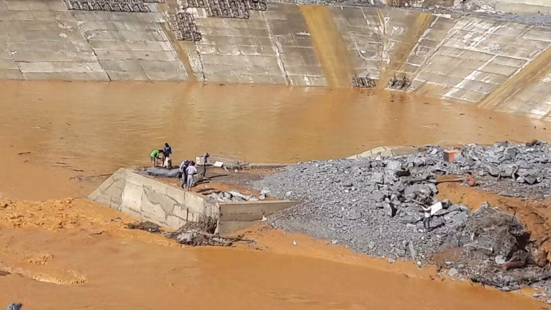 Cụ thể, khoảng 16h25 ngày 13/9, nhà thầu Tổng công ty xây dựng thủy lợi 4 đang đắp đê quay hạ lưu hạng mục hầm dẫn dòng thi công và bơm nước để chuẩn bị thi công bê tông nút cống dẫn dòng thì gặp sự cố nước lũ lớn làm bục cửa van số 2 gây ngập cục bộ sau đập...