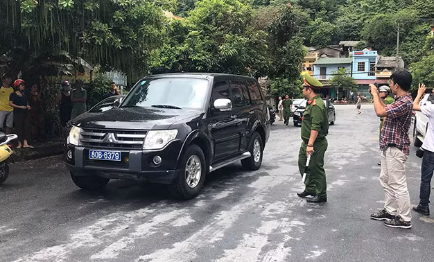 11h5 ngày 20/7, chiếc xe biển xanh biển kiểm sát Bộ Công an dừng trước cửa nhà riêng của ông Vũ Trọng Lương.