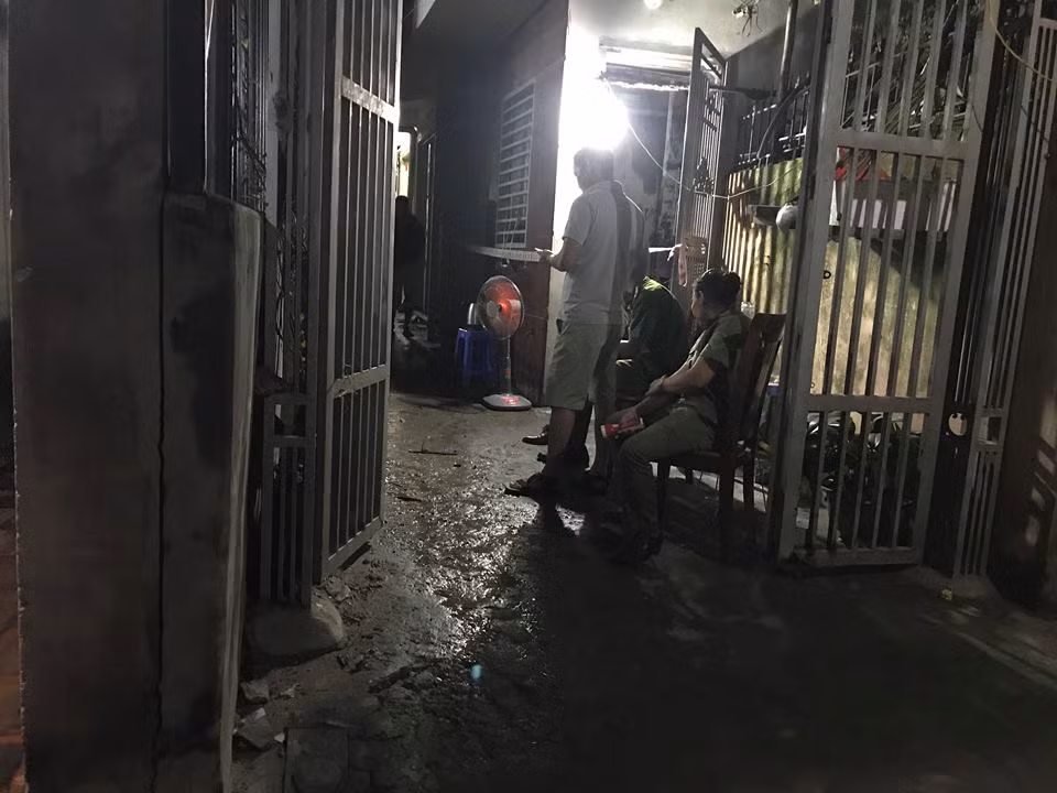 Lực lượng chức năng bảo vệ hiện trường ngôi nhà xảy ra vụ việc.