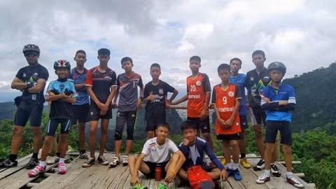 Hình ảnh 12 cậu bé trong đội bóng thiếu niên "Lợn Hoang" trước khi mất tích.