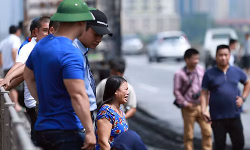 Người thân nạn nhân gào khóc, đau đớn khi thấy cơ quan chức năng đưa thi thể chị K., ra khỏi chiếc xe khách.