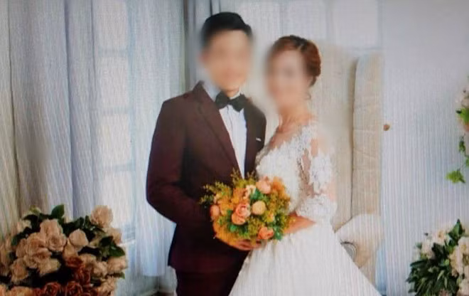 Chú rể 26 tuổi khẳng định mình tự nguyện và thấy hạnh phúc khi kết hôn với người vợ hơn mình 35 tuổi. Ảnh: NVCC/Zing.vn