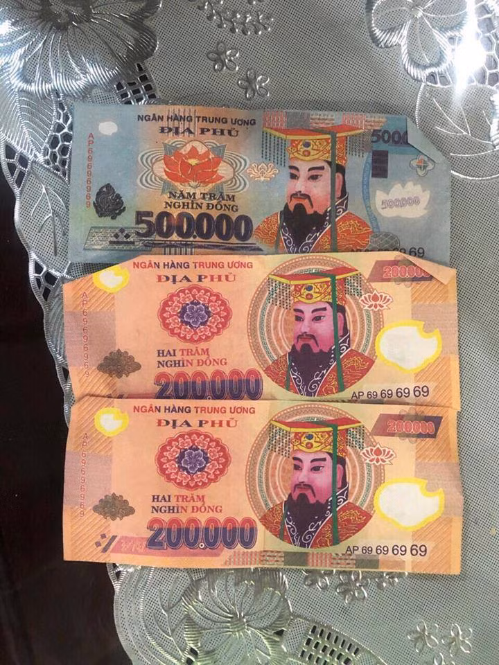 Tiền âm phủ mà Phong trả lại cho khách du lịch.