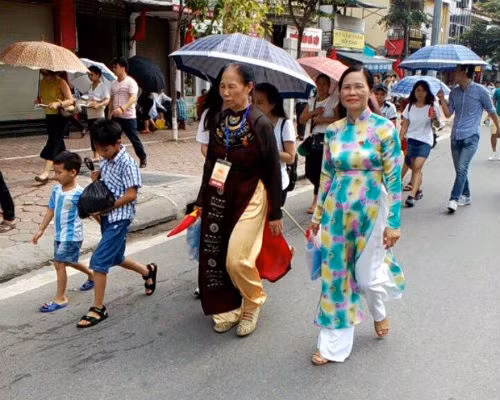 Tất cả những người mặc áo dài trong ngày hôm nay đều chung một quan điểm rằng, mặc áo dài truyền thống sang trọng lại vừa lịch sự, thể hiện niềm tự hào 4000 năm lịch sử của dân tộc.