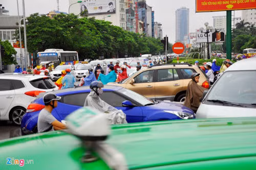Các phương tiện không chịu nhường nhau, chỗ nào thoáng là chen lên. Ảnh: Hoàn Nguyễn.