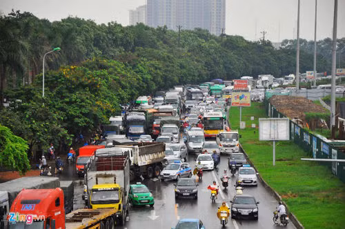 10h30, đại lộ Thăng Long vẫn ùn ứ kéo dài. Ảnh: Hoàn Nguyễn.