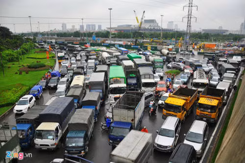 Ngã tư Trần Duy Hưng - Vành đai 3 ùn tắc kéo dài. Ảnh: Hoàn Nguyễn.