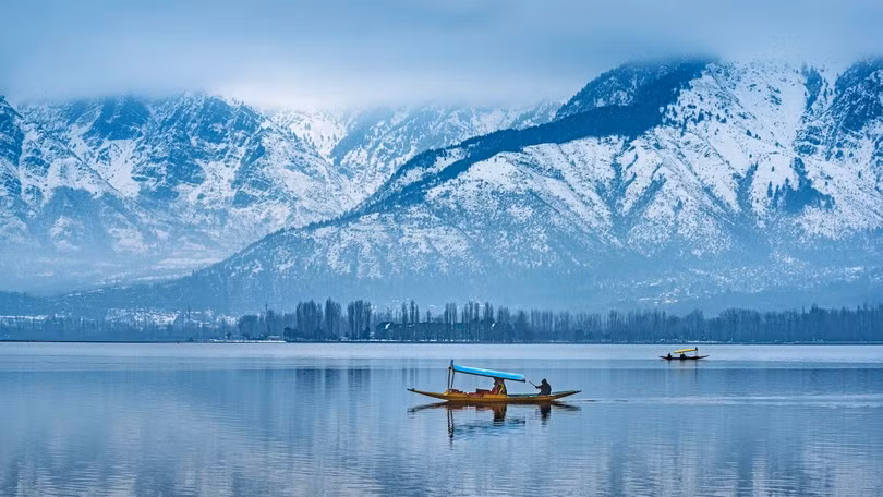 7. Dal (Kashmir, Ấn Độ): Dal là một hồ nước đẹp ở Kashmir, Ấn Độ, được mệnh danh là "Hồ hoa" với cảnh quan yên bình và hùng vĩ.