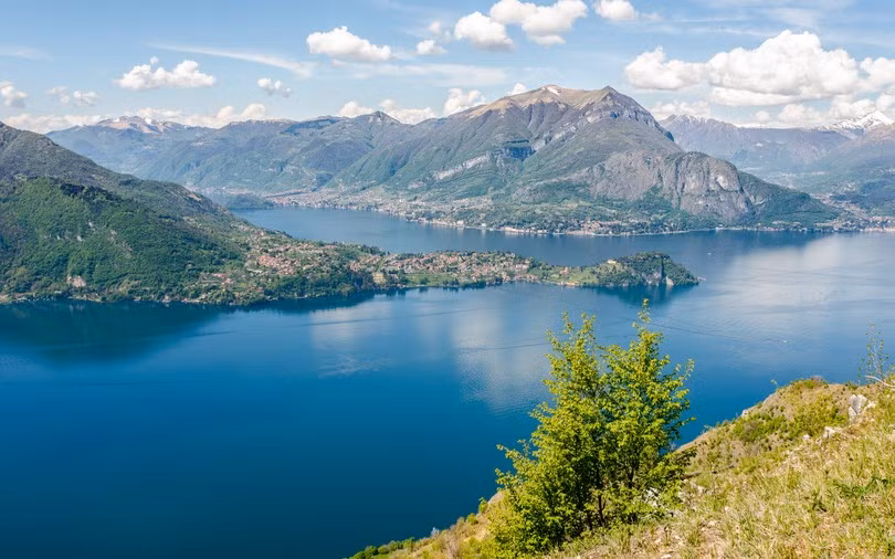 3. Como (Italy): Hồ Como ở Italy là điểm đến nổi tiếng với hoạt động dưới nước sôi động và cảnh quan đẹp như tranh vẽ.