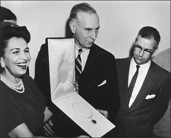 2. Gói bưu phẩm trị giá 1 triệu USD: Harry Winston, chủ sở hữu viên kim cương Hy vọng trị giá 1 triệu USD, đã gửi viên kim cương qua đường bưu điện đến Bảo tàng Lịch sử quốc gia. Chi phí gửi chỉ 2,44 USD và 142,85 USD tiền bảo hiểm.