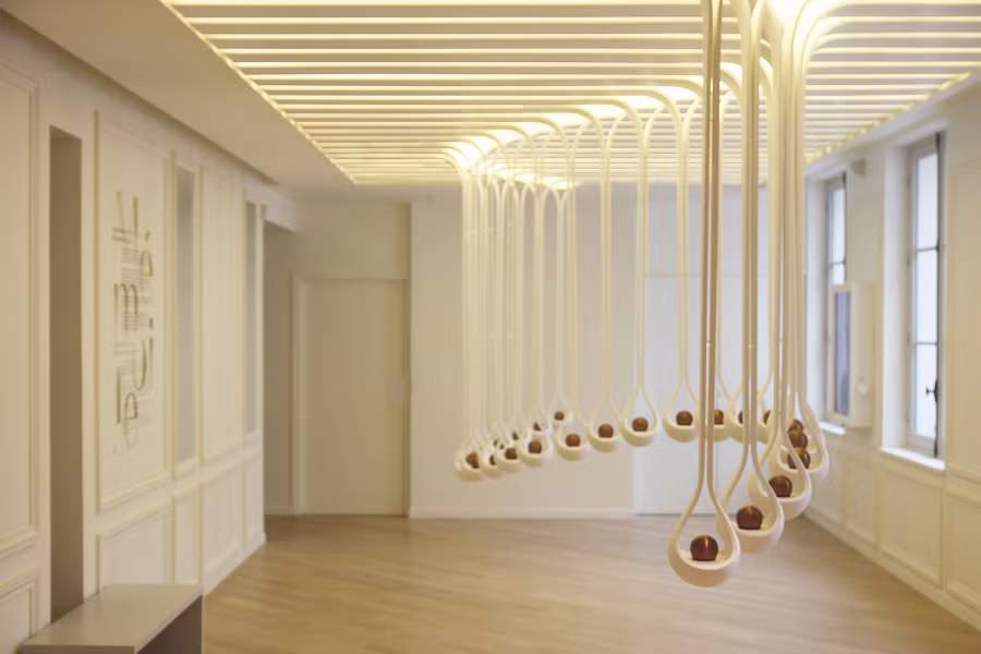 Được giới thiệu tại "Grand Musee du Parfume" (Bảo tàng Nước hoa), Scent Drops không chỉ là một loại nước hoa thông thường mà còn là một cuộc cách mạng trong thế giới mùi hương, nơi mà ngửi, chạm và nghe trở thành một phần của trải nghiệm cảm quan độc đáo.