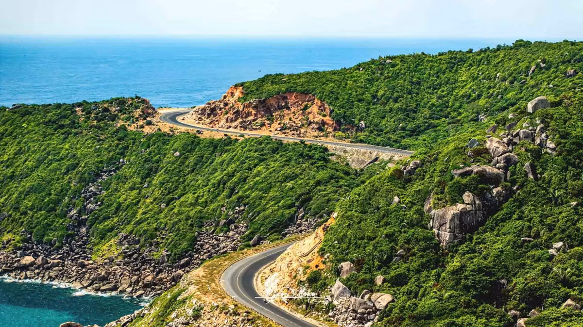 Phú Yên sở hữu gần 200km đường bờ biển, trong đó, đường ven biển có chiều dài lên đến hơn 130km. Ảnh: Quốc Bảo