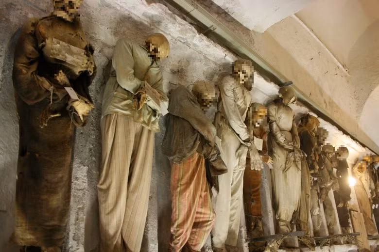 2. Lăng mộ Capuchin: Ở Palermo, Italia, tu viện Capuchin đã trở nên nổi tiếng với gần 8.000 xác ướp tu sĩ và dân thường được treo lên tường.