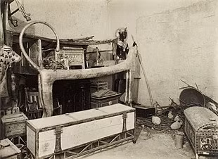 Tuy nhiên, những người khám phá lăng mộ cổ đại cũng phải đối mặt với nguy cơ từ các vi khuẩn cổ đại trong các lăng mộ. Để tránh rủi ro này, những nhà khảo cổ phải thận trọng hơn trong việc tiếp cận và nghiên cứu các ngôi mộ.