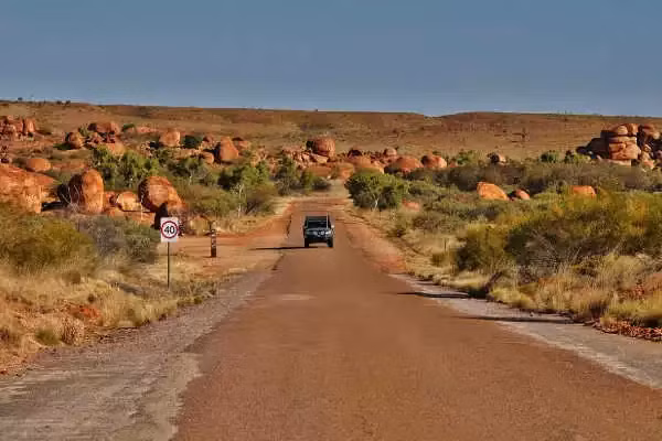 Những tảng đá tại Devils Marbles được tạo ra từ khoảng 1,5 tỷ năm trước, khi phong hóa và mưa gió đã tạo ra hình dạng ấn tượng này.