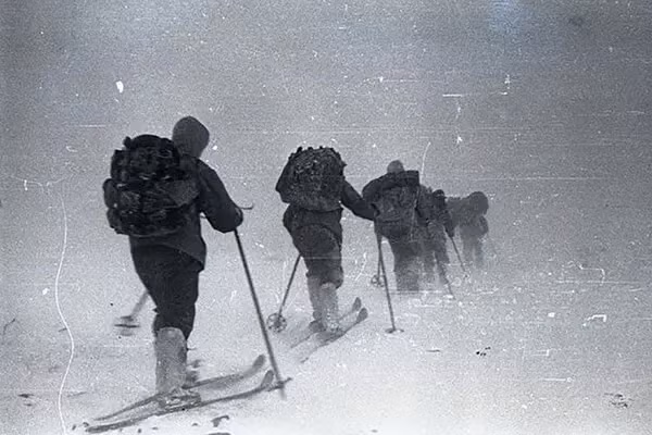 2. Sự kiện bí ẩn ở Đèo Dyatlov: Năm 1959, 9 sinh viên đi trượt tuyết ở dãy núi Ural, Nga, gặp tai nạn kỳ lạ.