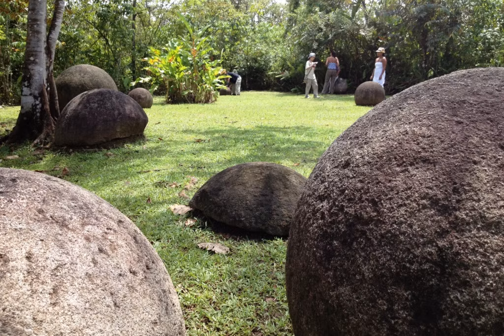 3. Những quả cầu đá bí ẩn (Costa Rica): Hàng trăm quả cầu đá có kích thước và trọng lượng lớn, được tạo hình từ khoảng năm 200 trước Công Nguyên.