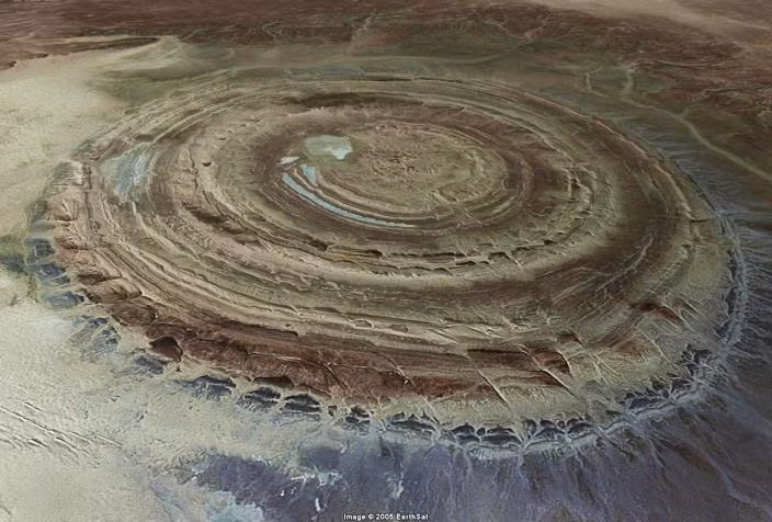 5. Vòng xoáy Richat (Mauritania): Vòng xoáy đồng tâm hoàn hảo trên sa mạc Sahara, hình thành do ăn mòn kết cấu đá.