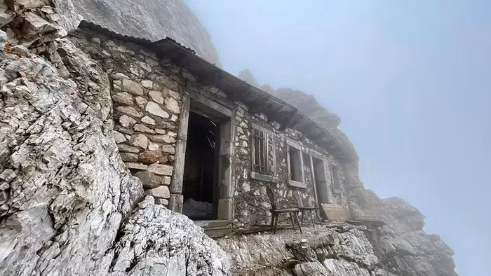 Ngôi nhà này đã được đặt theo tên của Đại tá Carlo Buffa di Perrero, một anh hùng chiến tranh có niềm đam mê với những ngọn núi