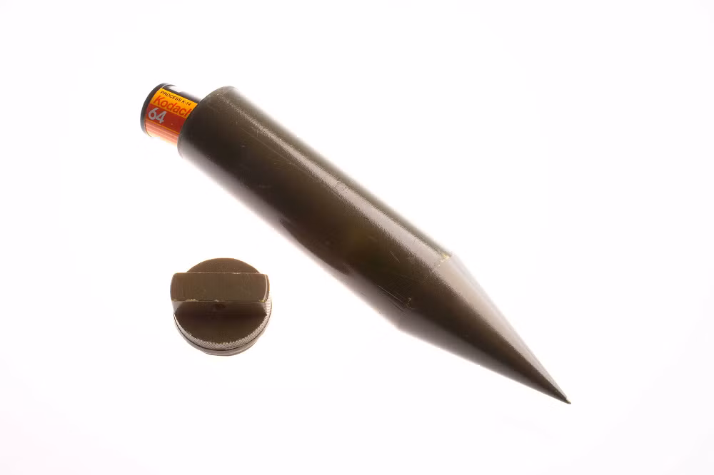 5. Dead-drop: Vật dụng bí mật để trao đổi tài liệu mà không cần gặp mặt, thường là một đầu nhọn rỗng để cắm xuống đất và lưu trữ thông điệp.