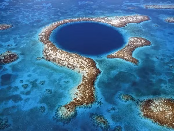 6. Hố xanh Belize: Nằm ngoài khơi bờ biển Belize, là một trong những hố sụt dưới nước lớn nhất và sâu nhất thế giới, với đường kính hơn 300m và sâu hơn 120m, tạo nên hình ảnh mê hoặc khi nhìn từ trên cao.