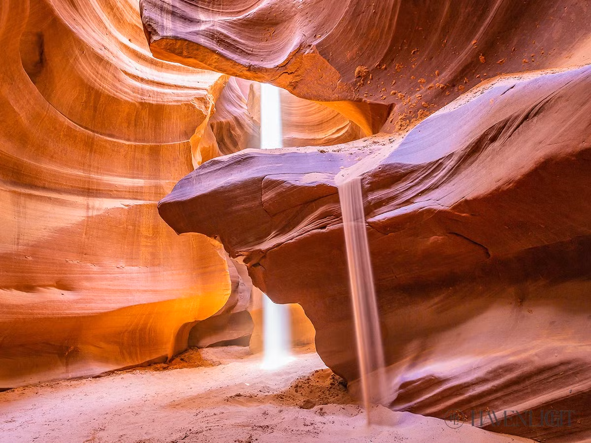 4. Hẻm núi Linh Dương Antelope: Ở Arizona, Mỹ, nổi bật với các thành hệ địa chất tinh xảo và màu sắc rực rỡ, tạo nên những lối đi hẹp bị xói mòn bởi gió và nước theo thời gian.