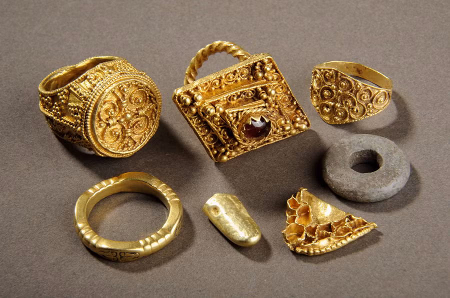 5. Kho báu Anglo-Saxon: Kho báu Anglo-Saxon được phát hiện tại Staffordshire, Anh, với hơn 1.500 món đồ cổ. Đây là một trong những phát hiện khảo cổ quan trọng nhất tại Anh, bao gồm nhiều món trang sức và vật dụng bằng vàng.
