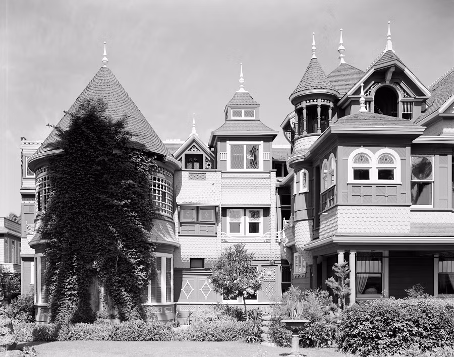 4. Biệt thự Winchester: Bà Sarah Winchester, sau cái chết của chồng, đã xây dựng ngôi nhà phức tạp để tránh hồn ma của những người chết vì vũ khí do gia đình bà sản xuất.