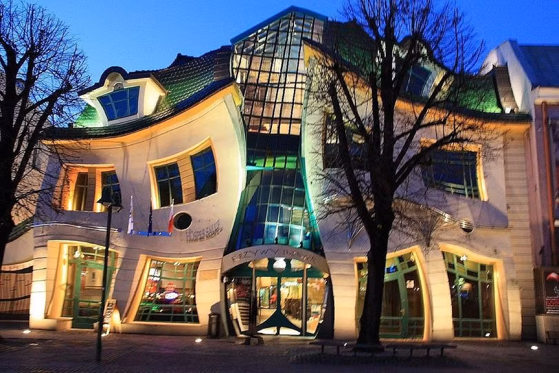 7. Ngôi nhà cong (Sopot, Ba Lan): Một phần của Trung tâm thương mại Rezydent, thiết kế lấy cảm hứng từ hình minh họa truyện cổ tích của họa sĩ Jan Martin Szanser.