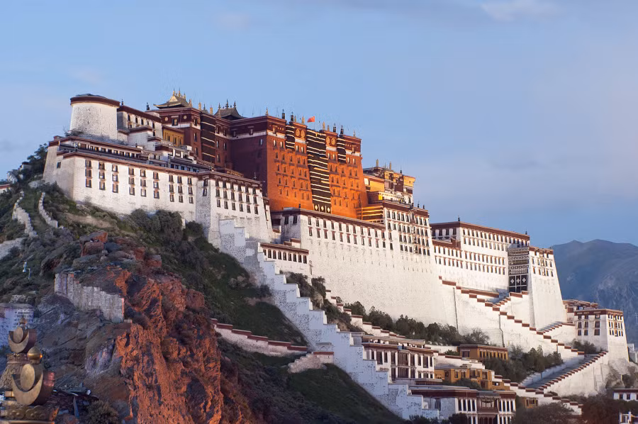 Cung điện Potala ban đầu được xây dựng bởi Vua Tùng Tán Cán Bố để đánh dấu cuộc hôn nhân với Văn Thành công chúa.