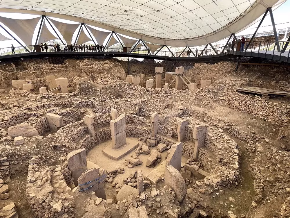 4. Đền Göbekli Tepe, Thổ Nhĩ Kỳ: Xây dựng cách đây 12.000 năm, nằm trên đỉnh một ngọn núi ở vùng Anatolia. Các tháp hình chữ T có hình điêu khắc động vật, nhưng không tìm thấy dụng cụ nông nghiệp.