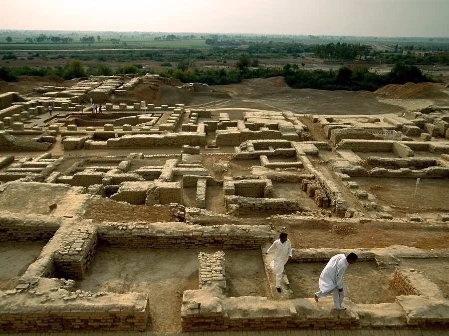 Thành phố bị bỏ hoang một cách bí ẩn, nguyên nhân vẫn chưa được xác định. UNESCO công nhận là Di sản thế giới vào năm 1980.