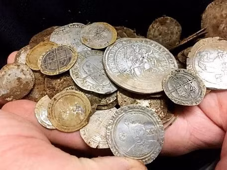 Mặc dù ban đầu chỉ tìm thấy vài đồng xu và một chiếc móng ngựa cũ, nhưng họ không bỏ cuộc và tiếp tục tìm kiếm. Khi máy dò kêu lên lần thứ hai, họ phát hiện một hũ đựng 82 đồng xu cổ, mừng rỡ khi tìm thấy loại đồng xu hiếm có đó.