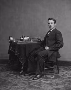 3. Máy quay đĩa hình trụ (The Cylinder Phonograph): Được Thomas Edison phát minh vào năm 1877, máy quay đĩa lưu trữ âm thanh cho đến khi bị đĩa than thay thế vào những năm 1920. Cuối thế kỷ 20, lưu trữ kỹ thuật số và CD đã thay thế đĩa than.