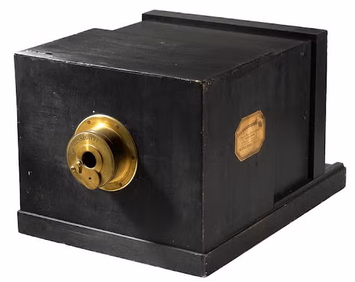 5. Phương pháp chụp hình dương bản Daguerreotype: Phát minh bởi Louis Daguerre vào năm 1839, sử dụng tấm đồng mạ bạc để tạo ảnh có độ phân giải cao. Kỹ thuật này bị thay thế bởi chụp hình âm bản vì chi phí rẻ hơn và dễ tái tạo hơn.
