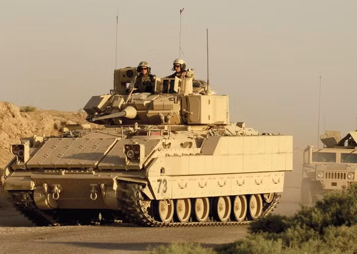 Xe thiết giáp mới là sự kết hợp những tính năng tốt trên hai loại xe M113 và M2 Bradley, vì thế chúng có khả năng cơ động tốt như M113 trong khi lại được bọc giáp để giữ an toàn tính mạng cho người lính tốt như xe M2 Bradley.