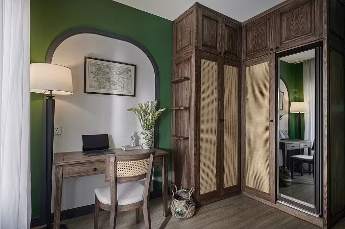 Tủ gỗ đóng chữ L, tận dụng được các góc chết, giúp phòng rộng rãi. "Phong cách Indochine xuất hiện ở Việt Nam giai đoạn đầu thế kỷ 20. Tuy nhiên ngày nay vẫn được ưa chuộng", anh Trung nói.
