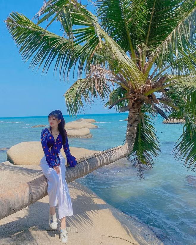Hòn Sơn về mặt hành chính là xã Lại Sơn, thuộc huyện Kiên Hải, tỉnh Kiên Giang, cách TP Rạch Giá khoảng 60 km. Nơi đây còn được gọi là Hòn Rái hay Hòn Sơn Rái. Có một số cách giải thích khác nhau cho những tên gọi này như do trên đảo có nhiều rái cá sinh sống, hoặc do trên đảo có nhiều cây dầu rái...