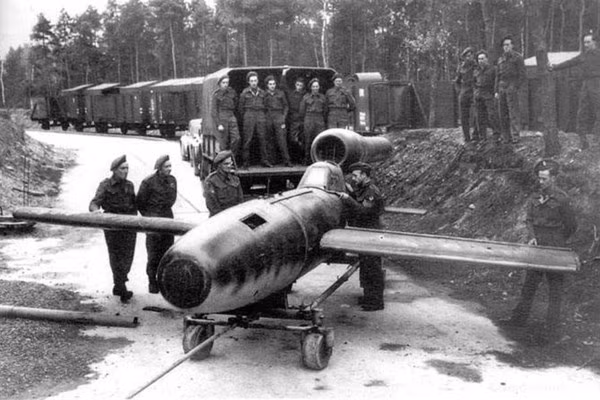 Trung tá SS Otto Skorzeny và sĩ quan Không quân Đức Heio Herrmann là những người đưa ra ý tưởng về việc thành lập một biệt đội phi công cảm tử nhắm mục tiêu vào Hồng quân Liên Xô.
