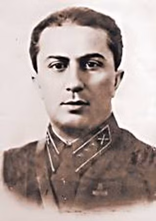 Đến năm 1921, Dzhugashvili được người dì Aliosa Svanidza đưa lên Moscow gặp cha. Do không sống cùng nhau nhiều năm nên tình cảm cha con thân thiết. May mắn là người vợ thứ hai của Stalin là Nadezhda Sergeevna đối xử với con trai riêng của chồng chu đáo.