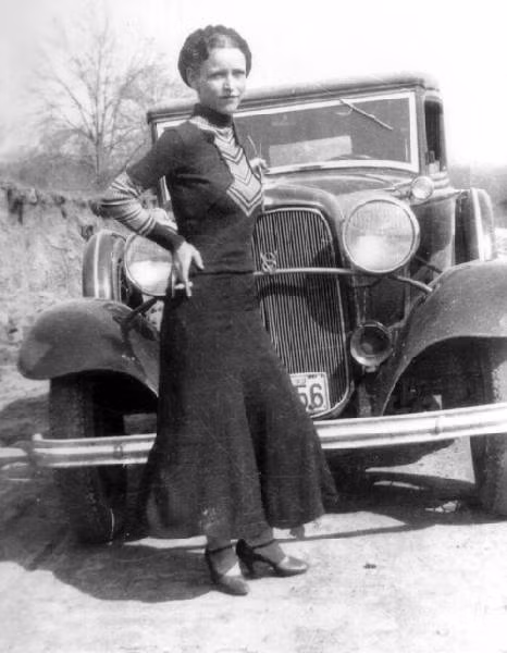Điều đáng nói là Bonnie và Clyde rất thích chụp ảnh. Nhờ đó, cảnh sát tìm ra manh mối về nơi ẩn náu của 2 tên tội phạm nguy hiểm vào năm 1933. Tuy nhiên, trong quá trình vây bắt tội phạm, cặp tình nhân trốn thoát một cách khó tin.